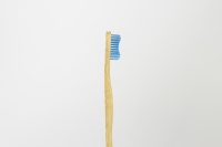 LA ECOTUCA CEPILLO BAMBU ADULTO -SUAVE- AZUL ECO - imagen 2
