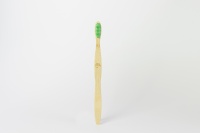 LA ECOTUCA CEPILLO BAMBU ADULTO -SUAVE- VERDE ECO - imagen 2